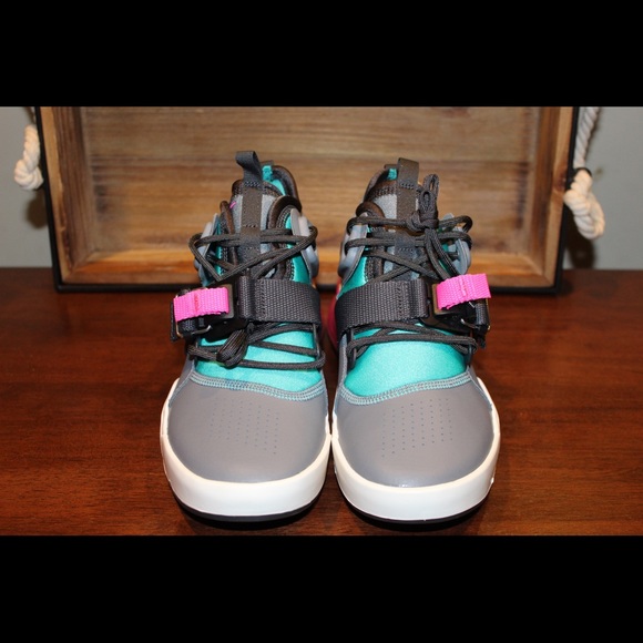 Nike Air Force 270 Size 6Y (GS) - Picture 2 of 6